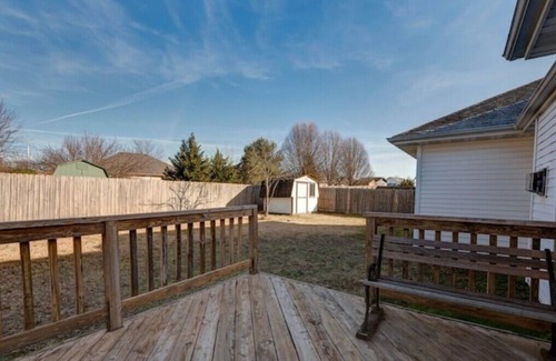Ozark House | 4 Queen beds next to Lamberts Cafen