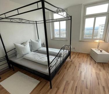 Plauen Apartment | 4 Raum Wohnung mit Balkon u Badewanne Phil 3