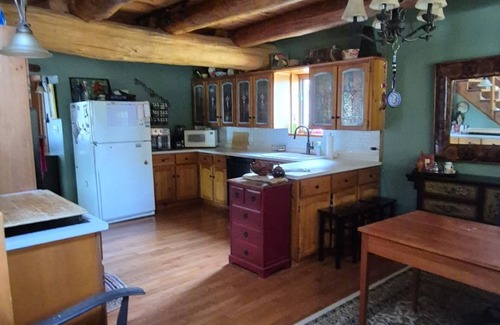 Southampton House | 4 Season/4 bedroom Log Home in Southampton. Walking distance to downtown/beach