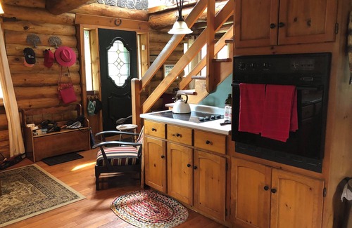 Southampton House | 4 Season/4 bedroom Log Home in Southampton. Walking distance to downtown/beach