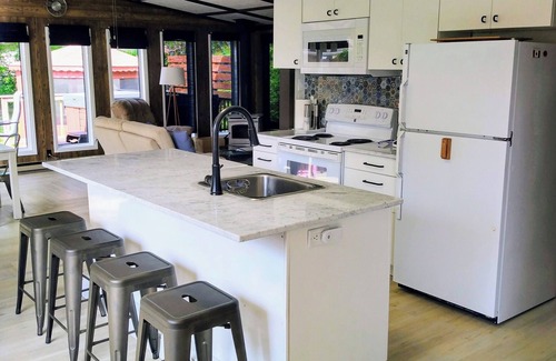 Winnipeg Beach Cottage | 4 Season Peaceful Cottage in Ponemah - 5 min walk to Lake Winnipeg!