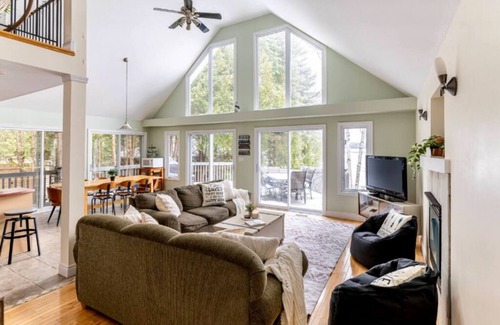 Springwater Cottage | 4 Seasons Cottage Welcome to our stunning lakefront cottage in Elmvale, Ontario.