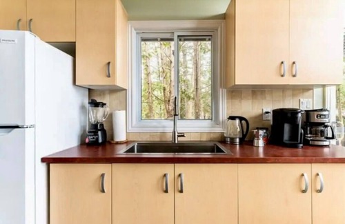 Springwater Cottage | 4 Seasons Cottage Welcome to our stunning lakefront cottage in Elmvale, Ontario.