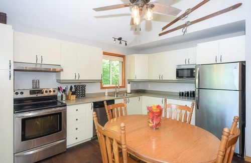 Northfield Cottage | 4 Seasons waterfront retreat for rent on a beautiful lake - 3 bedrooms