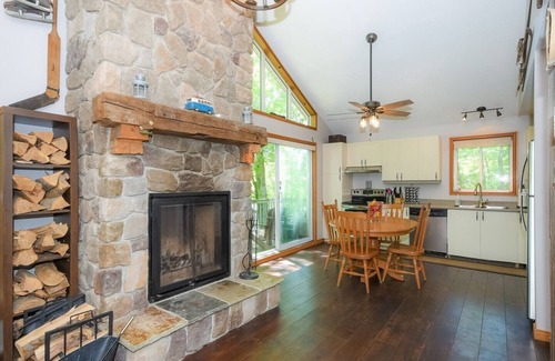 Northfield Cottage | 4 Seasons waterfront retreat for rent on a beautiful lake - 3 bedrooms
