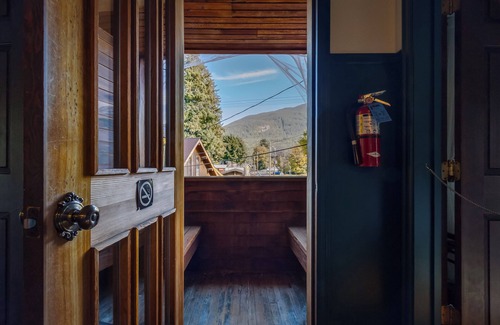 Packwood Apartment | #4 Shriner Peak Lookout Trail 18+ Shared Bath