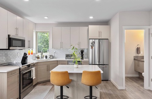 South Delridge House | 4 Square Escape Spacious, modern home with easy transit to downtown
