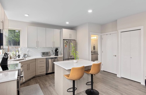 South Delridge House | 4 Square Escape Spacious, modern home with easy transit to downtown