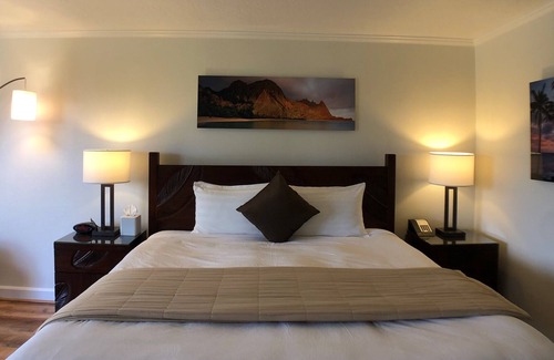 Hanamaulu Resort | 4 Star Beachfront Resort - Steps to Beach, Pools, Jacuzzi, Pool Bar, Restaurants