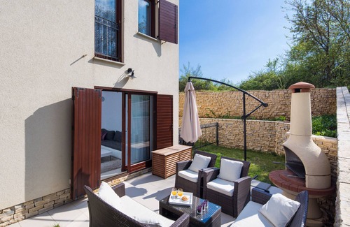 Cizici House | 4 star romantic villa, just a minute walk to the beach, heated pool.