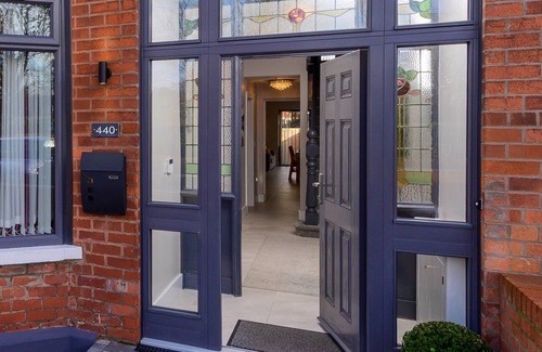 Ormeau House | 4 Star Spacious Luxury. Free Parking and superfast WIFI. Close to city.