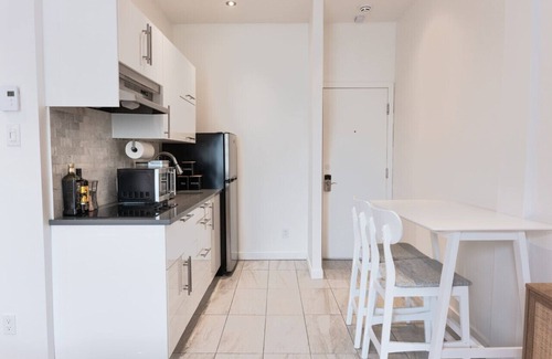 Plateau Mont Royal Apartment | #4 - Studio/Plateau/St-Denis/SelfCheck-In/AC/TV