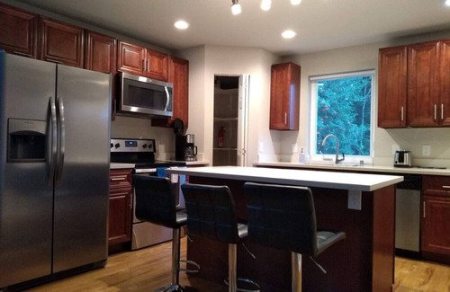 Renton House | ★ 4 Townhomes with Smart TV and Blackout Curtains