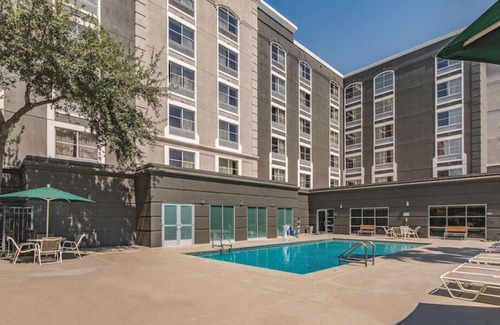 Arsenal House | 4 Units Close to Centro de Artes Gallery! FREE Parking, Pool, FREE Breakfast!
