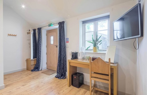Cambridge Ski Chalet | 4 x Newly refurbished private access rooms with ensuites - restaurant on-site!