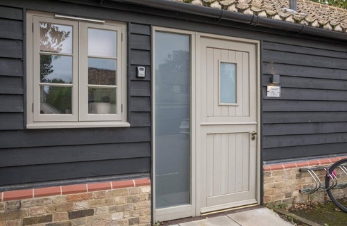 Cambridge Ski Chalet | 4 x Newly refurbished private access rooms with ensuites - restaurant on-site!