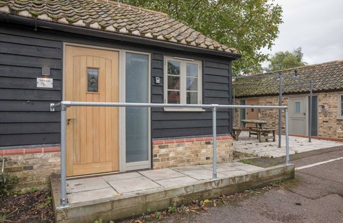 Cambridge Ski Chalet | 4 x Newly refurbished private access rooms with ensuites - restaurant on-site!