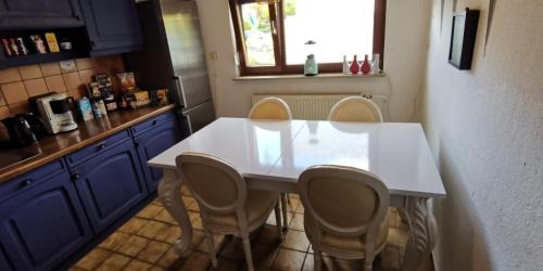 Kassel Apartment | 4 Zimmer Ferienwohnung mit privater Küche, Bad und WC, mit Gratis Frühstück, Parkplätze und WiFi