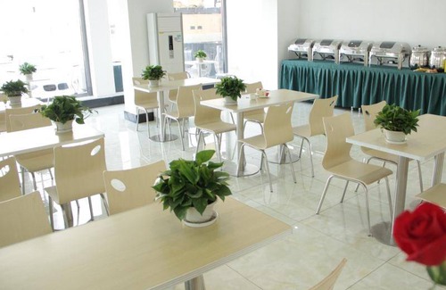 Jinghai County Hotel | 40 m² Hotel ∙ 3 bedrooms ∙ 127 guests