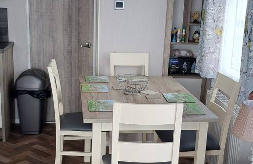 Lydd-on-Sea Cabin | 40 m² Lodge ∙ 2 bedrooms ∙ 6 guests