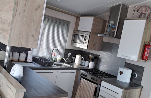 Lydd-on-Sea Cabin | 40 m² Lodge ∙ 2 bedrooms ∙ 6 guests