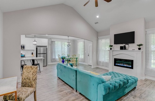 Beaumont House | 40% Monthly Discount Newly Renovated Luxe West Beaumont w Private Patio