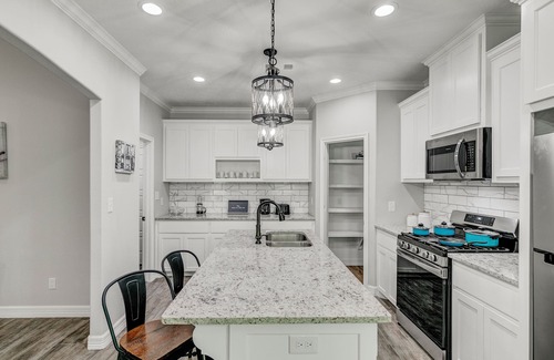 Beaumont House | 40% Monthly Discount Newly Renovated Luxe West Beaumont w Private Patio