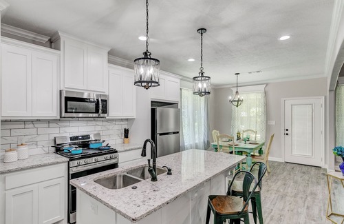 Beaumont House | 40% Monthly Discount Newly Renovated Luxe West Beaumont w Private Patio