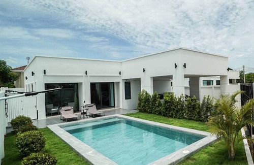 Pong House | 400 m² House ∙ 3 bedrooms ∙ 9 guests