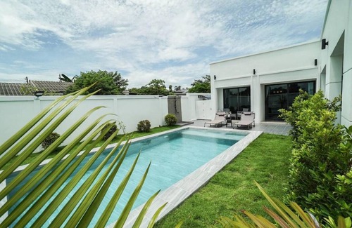 Pong House | 400 m² House ∙ 3 bedrooms ∙ 9 guests