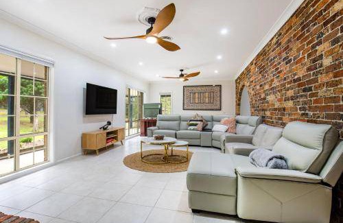 North Nowra House | 400 m² House ∙ 5 bedrooms ∙ 12 guests