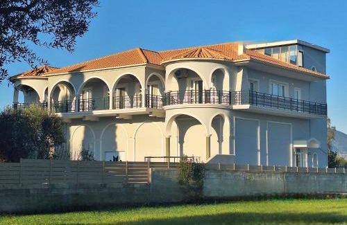 Gaitanion Villa | 400 m² Villa ∙ 4 bedrooms ∙ 8 guests