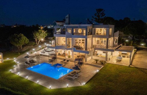 Petaloudes Villa | 400 m² Villa ∙ 5 bedrooms ∙ 12 guests