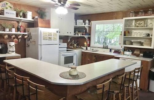 Chappells Cabin | 400" of shoreline/private dock & boat ramp - Spring and summer dates!