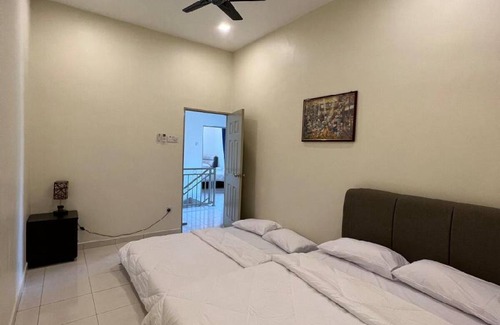 Sitiawan House | 4000 m² House ∙ 4 bedrooms ∙ 18 guests