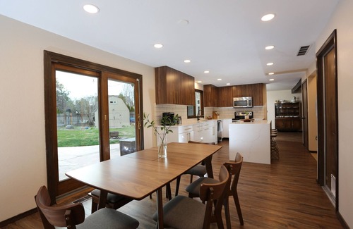 Tri-Cities House | 4000 sq ft Retreat, Sleeps 16, Large Great Room, Hot tub & Pool, Two masters