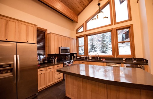 Golden Ski Chalet | 4000 sqft chalet on ski hills and mountain bike trails, hot tub, 10 adults/4kids