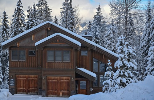 Golden Ski Chalet | 4000 sqft chalet on ski hills and mountain bike trails, hot tub, 10 adults/4kids