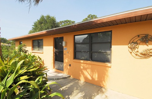Laurel Villa | 401 Shore Rd - Spacious, Walk to Nokomis Beach/Casey Key, Wi-Fi, Pet Friendly