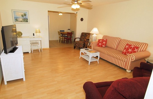 Laurel Villa | 401 Shore Rd - Spacious, Walk to Nokomis Beach/Casey Key, Wi-Fi, Pet Friendly