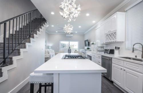 Hillcrest House | 4048 Stylish condo in Hillcrest Mission Hills