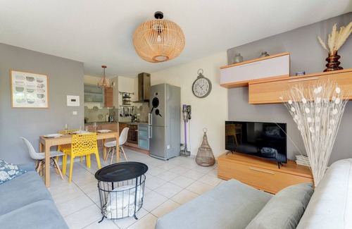 Viviani - Bonnevay Apartment | ⭐️40m2, terrace + garden near Eurexpo, Gerland⭐️
