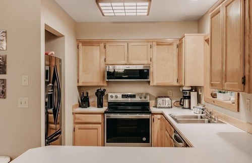 Glacier Cabin | 40sl - Hot Tub - Bbq - Pets Ok - Wifi - Sleeps-8 3 Bedroom Cabin by Redawning