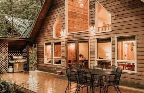 Glacier Cabin | 40sl - Hot Tub - Bbq - Pets Ok - Wifi - Sleeps-8 3 Bedroom Cabin by Redawning