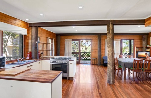Rainbow Beach House | 41 Carlo Circle - Rainbow Beach. Huge Beach House With Room for Everyone!