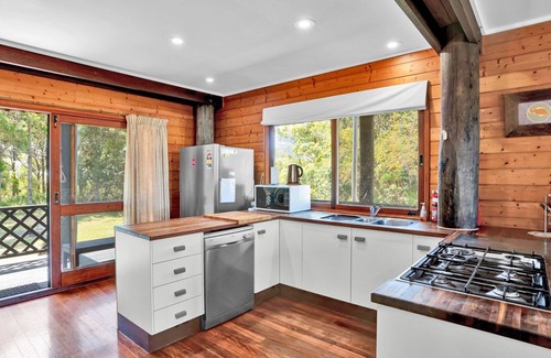 Rainbow Beach House | 41 Carlo Circle - Rainbow Beach. Huge Beach House With Room for Everyone!