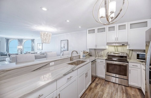 Isle of Palms House | 412 Seascape by AvantStay | Oceanfront + Balcony