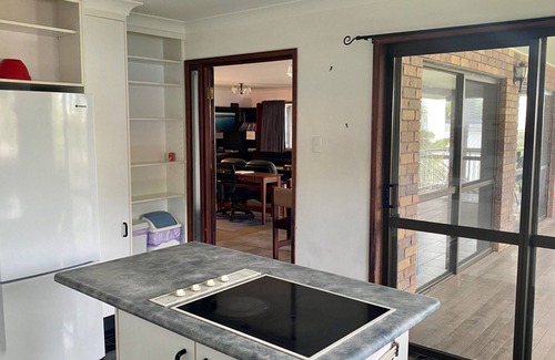 Rainbow Beach House | 42 Rumbalara Avenue - Rainbow Beach. Huge Beach House - Bring The Whole Family!