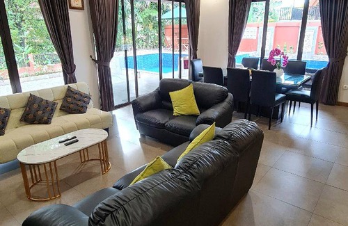 Ciawi Villa | 425 m² Villa ∙ 4 bedrooms ∙ 18 guests