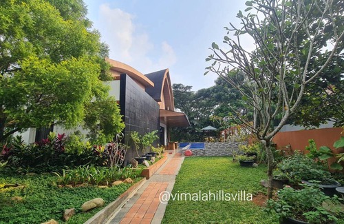 Ciawi Villa | 425 m² Villa ∙ 4 bedrooms ∙ 18 guests